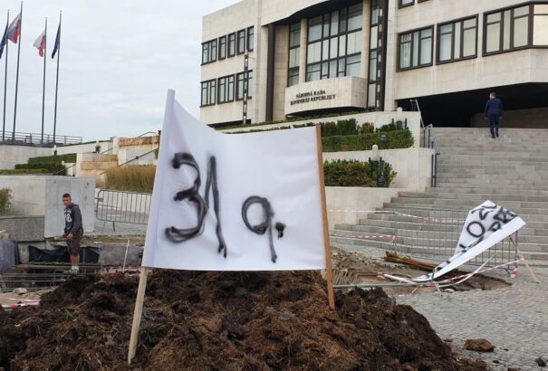 A gazdák 31 mázsa trágyát szórtak ki Dankonak a 30 méteres zászlórúd helyére