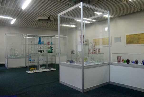 Üvegtárgyak a losonci Nógrádi Múzeum és Galéria kiállításán