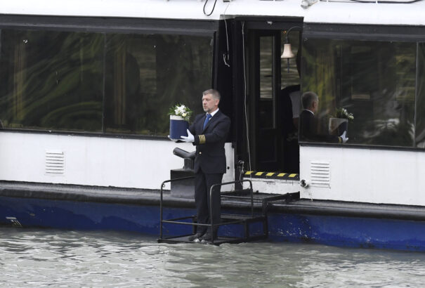 Hajós szertartás szerint búcsúztatták el a Hableány magyar legénységét