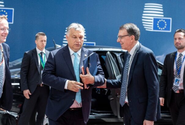 Orbán Viktor szerint Soros emberéből akarnak EB-elnököt csinálni. Babiš szerint Timmermans megosztja Európát