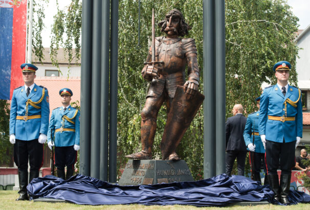 Kereszt és harang: Felavatták Hunyadi János zimonyi szobrát a magyar és szerb államfő jelenlétében