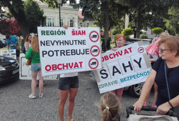 Elkerülő útért és biztonságos közlekedésért tüntettek Ipolyságon