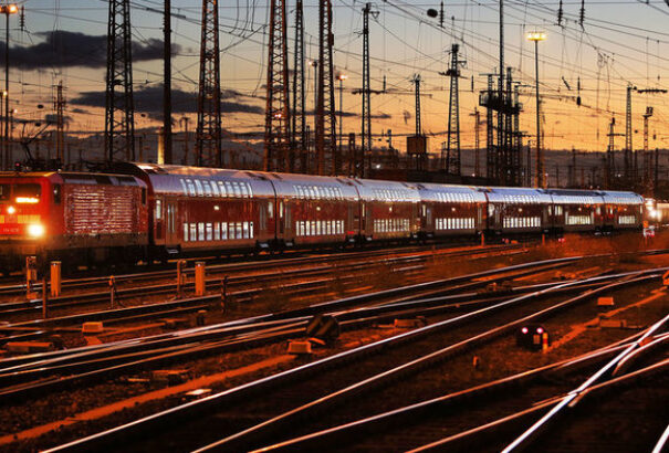 A feleségét és a gyermekét lökte a vonat elé egy férfi a frankfurti vasútállomáson