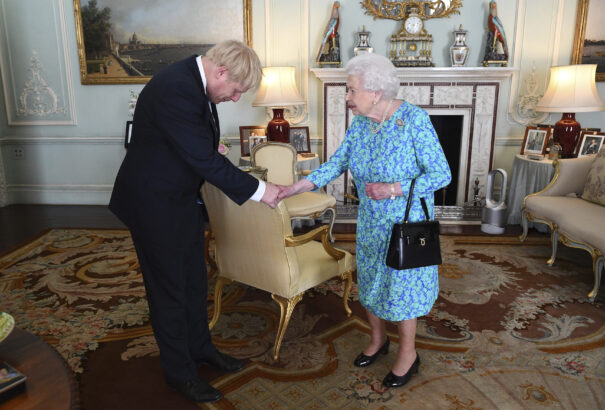II. Erzsébet királynő kormányalakítással bízta meg Boris Johnsont