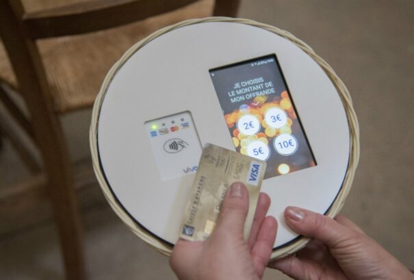 Őrület: Bankkártyával is lehet perselypénzt fizetni egy magyarországi templomban