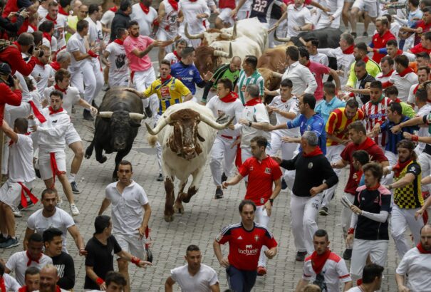 Öten kerültek kórházba Pamplonában az első bikafuttatás után (videók)