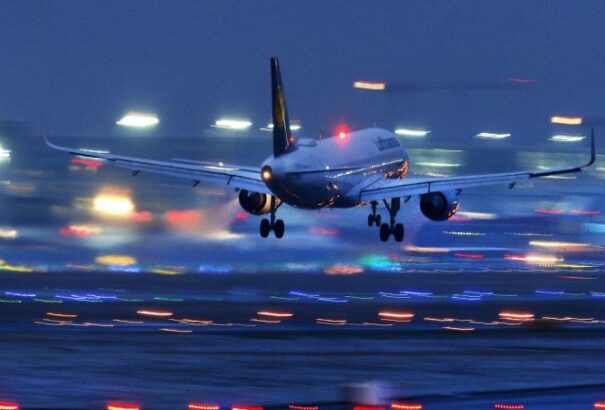 Ökoadót vezetnének be a franciák a repülőjegyekre