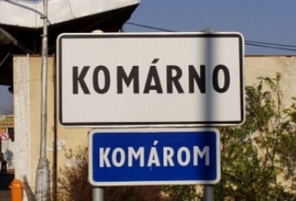 Egyesek szerint pénzkidobás a település kezdetét és végét jelölő magyar nyelvű közúti táblák lecserélése