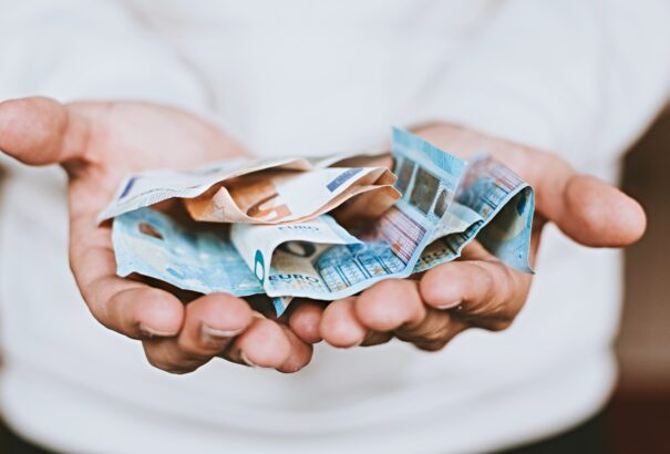 Több százmillió euró adományt nem rendeltetésszerűen használnak fel Németországban