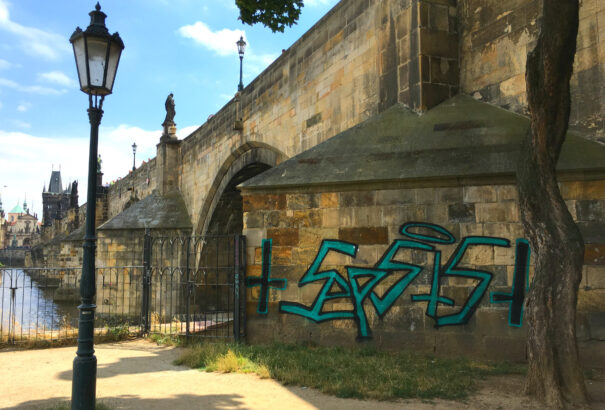 Megbüntették és kiutasították Csehországból a Károly hídra graffitit festő német turistákat