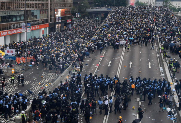 Kínai védelmi minisztérium: Hongkong kérésére bevethető a kínai hadsereg a tüntetések megfékezésére