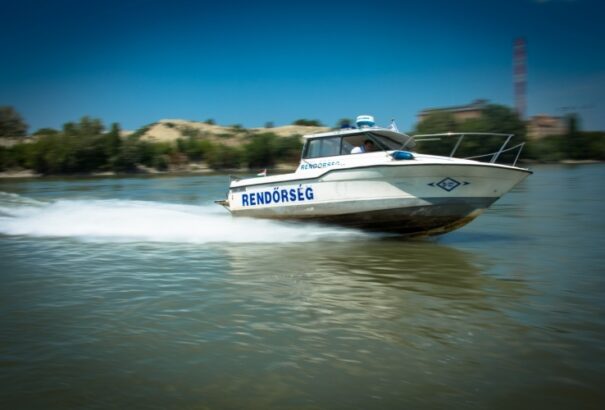 Autójával együtt a Dunába csúszott egy férfi, a rendőrök mentették ki