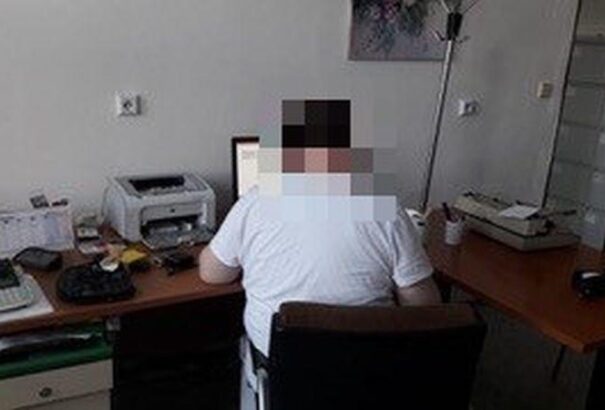 Egy nyitrai orvos édességért és alkoholért cserébe meghosszabbította a betegszabadságokat