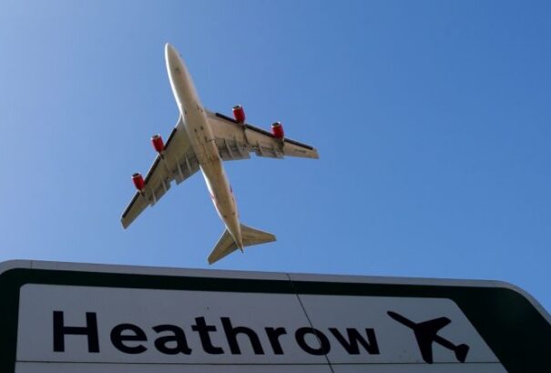 Halott potyautas pottyant a napozó férfi kertjébe Londonban