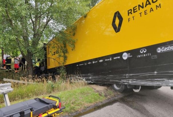 Győrnél szenvedett balesetet a Renault F1-es kamionja