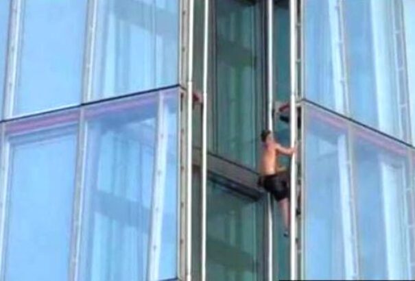 Egy szabadmászó kapaszkodott fel London legmagasabb épületére