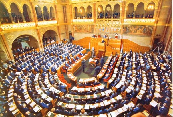 Jócskán nőtt a magyar országgyűlési képviselők bére, EU-s viszonylatban mégis az egyik legalacsonyabb