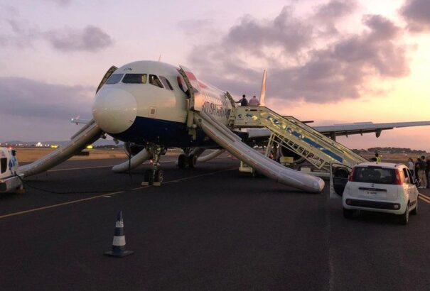 Vészcsúszdákon menekültek az utasok a British Airways egyik gépéről