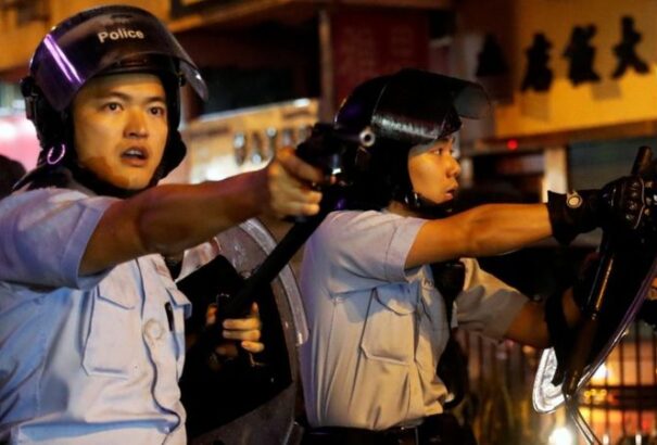 Eldördült az első lövés a hongkongi tüntetéseken, bevetették a vízágyúkat is