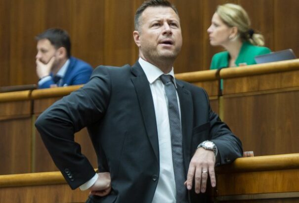 Gál miniszter feleségének egy több milliós projektben van részesedése. Az üzlettársa pedig az adóhivatallal pereskedik