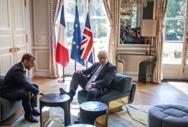Johnson elengedte magát Macron palotájában. Feltette a lábát az asztalra