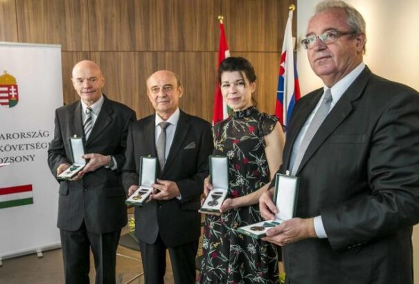 Kitüntetéseket adtak át a nemzeti ünnep alkalmából Magyarország pozsonyi nagykövetségén