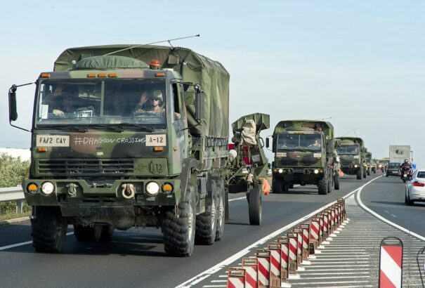 Konvojbaleset az M7-esen: meghalt egy katona