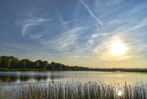 Nyugaton napos, száraz, keleten viharos, fülledt időre számíthatunk