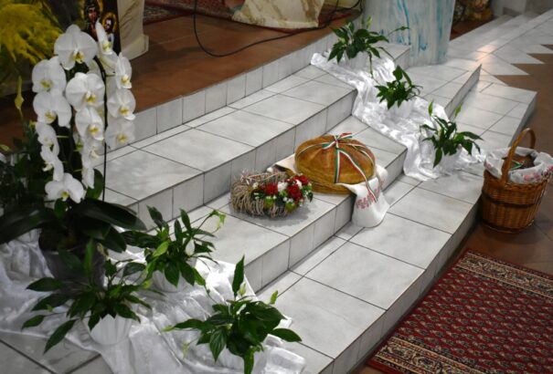 Ajnácskő vára alatt is köszöntötték Szent István királyunkat és az új kenyeret – képriport