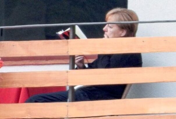 Merkel a zsarnokokról olvas nyaralása alatt