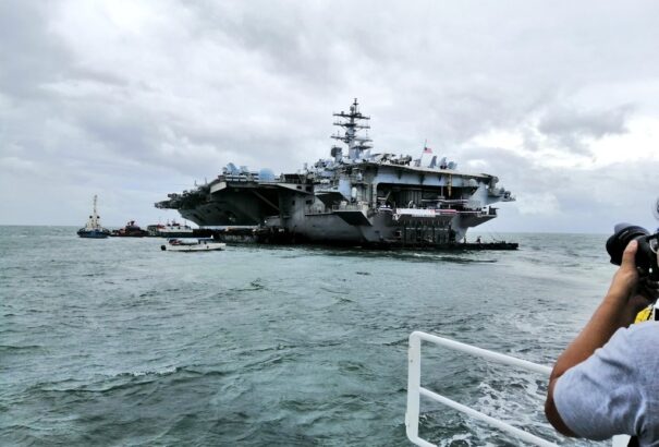 Nő a feszültség a Dél-kínai-tengeren, megérkezett Manilába a USS Ronald Raegan anyahajó