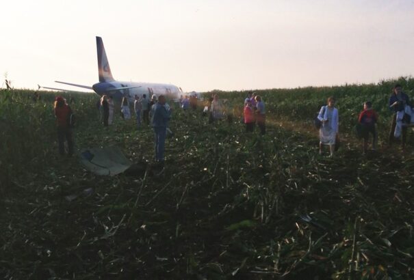 Madarakat „szippantott be”, kényszerleszállást hajtott végre egy utasszállító repülőgép Moszkvánál – képek, videó