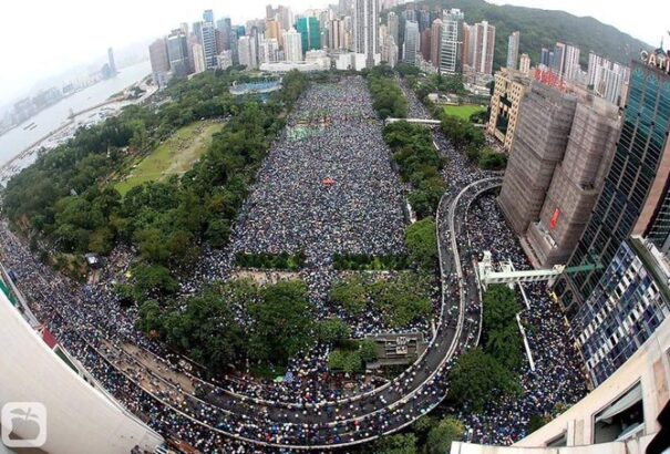 Több százezer ember tüntet Hongkongban a demokráciáért