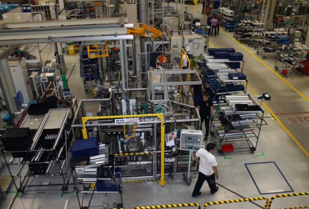 Megérkezett az ígért vihar: Az ipari külkereskedelem után visszaestek az átlagbérek is