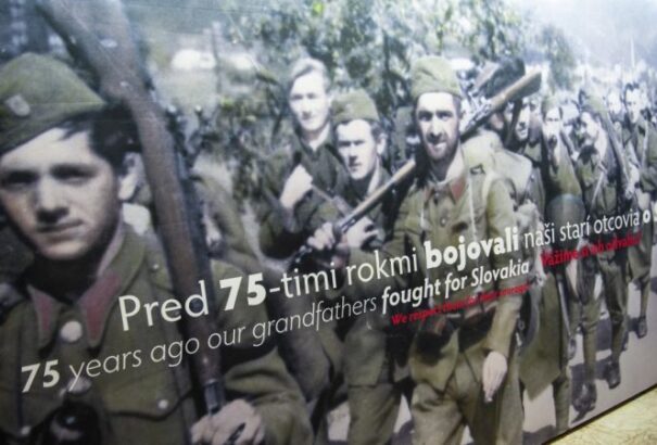 AKO-felmérés: A fiataloknak gondot okoz meghatározni a SzNF kitörésének dátumát, de a holokausztot kiváltó okokkal is hadilábon állnak