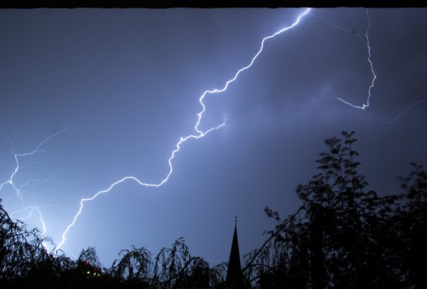 Rendkívüli villámtevékenység volt az éjjel Nyugat-Szlovákiában, Danko zászlórúdja sem úszta meg