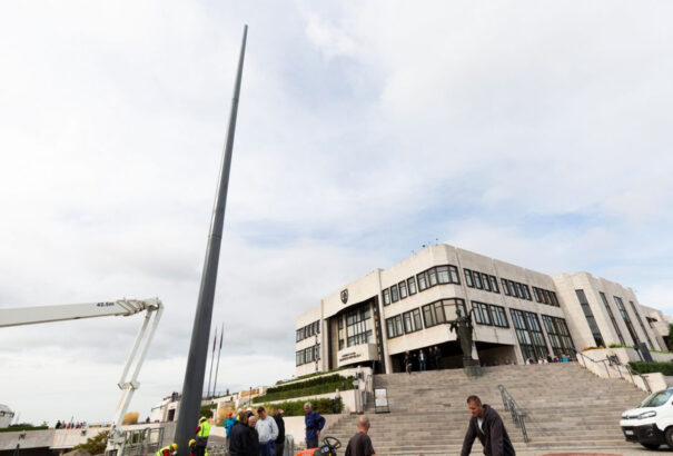Már áll Danko zászlórúdja a szlovák parlament előtt