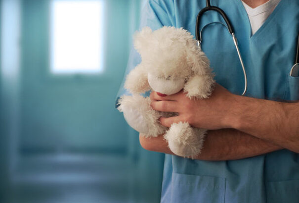 Franciaország a legnagyobb pedofil botrány küszöbén áll. Egy sebész műtét után erőszakolta meg a kislányokat