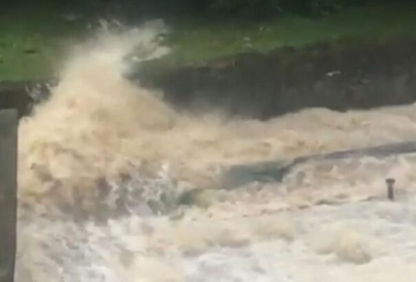 Részben átszakadt egy víztározó fala, kiürítik a közeli települést