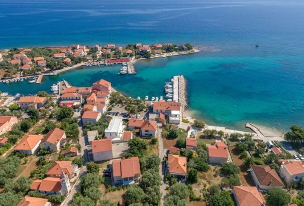 Újabb horvátországi turistaközpont harcol a tengerbe engedett ürülékkel és szennyvízzel