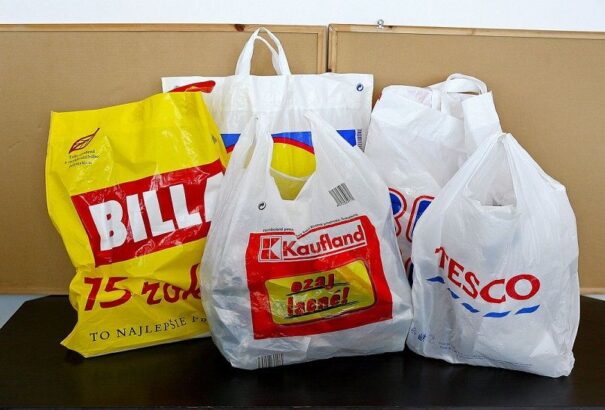 A műanyag táskáknak lassan leáldozik. A drágább öko- és pamutszatyrok váltják fel őket