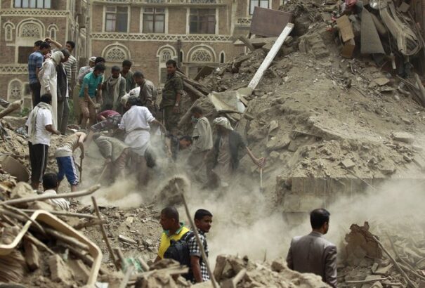 Legalább százan meghaltak a szaúdiak által vezetett koalíciós erők légicsapásában