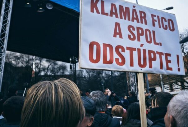 Cseh elemző: Fico egy politikai zombi, Szlovákia tisztítótüzet él meg