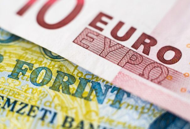 Történelmi mélypontra gyengült a forint, 335 forint felett járt az euró