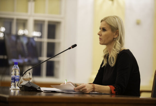 Államtitkári irodából a tárgyalóterembe: Jankovská a „bukás” után újra talárt ölt