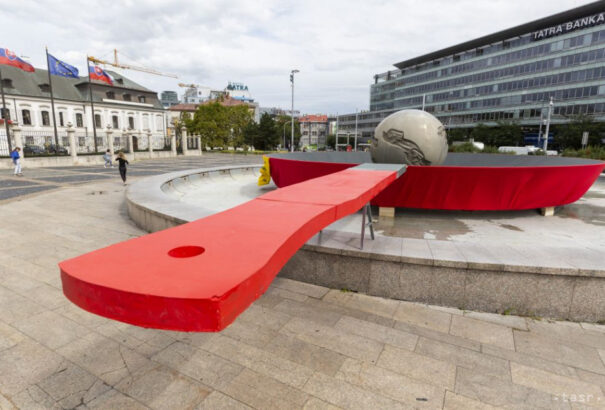 Egy hatalmas piros serpenyő figyelmeztet a klímaváltozásra a fővárosi Hodža téren