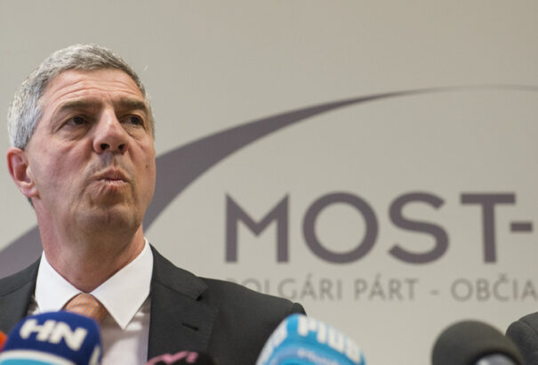 Fedor távozásával a koalíció elvesztette többségét a parlamentben