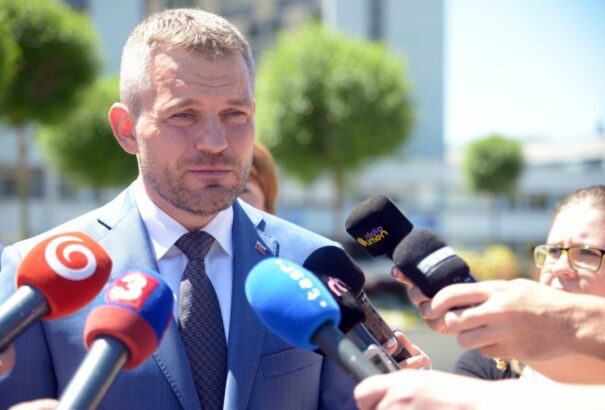 Nő a feszültség a koalíciós partnerek között: milliárdos katonai közbeszerzést gáncsolt el a Smer