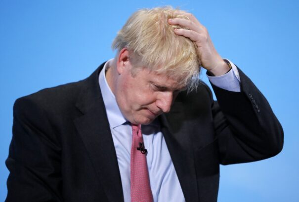 Boris Johnson elvesztette többségét a brit parlamentben