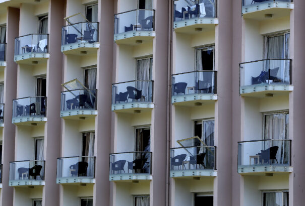 Felrobbant egy lőszerraktár Cipruson. A robbanás okozta nyomás következtében kitörtek a szállodák ablakai